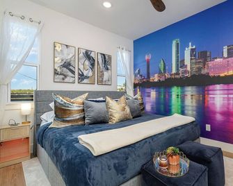 Modern 3 Bed 3 Bath Home with Rooftop Patio Minutes from Downtown & Deep Ellum - Dallas - Bedroom