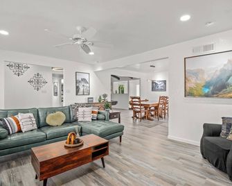 Hot Tub, Game Room - 3 Bed: 2 Bath near Fig Garden Loop! - Fresno - Living room