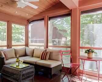 Twin Oaks Inn - Saugatuck - Huiskamer
