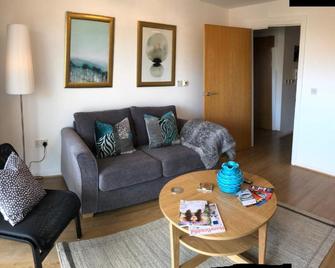 Hansen House Cardiff Apartment with Parking - Cardiff - Living room