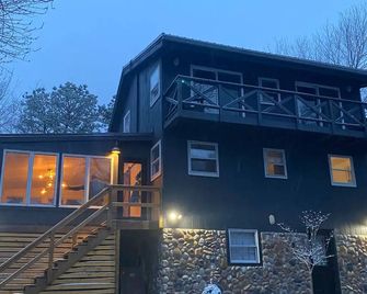 Tranquil Lakeview Escape with Private Hot Tub - Long Pond - Edificio