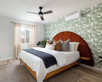 Cozy 2 BR home with hot tub and patio - San Diego - Bedroom