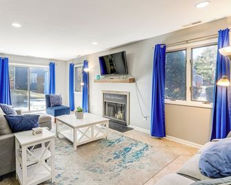2 Mi to Rehoboth Beach Condo with Pool Access! - Rehoboth Beach - Living room