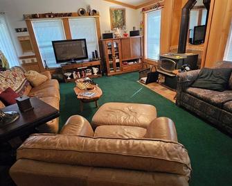 Private enchanting cabin on the river - McKenzie Bridge - Living room