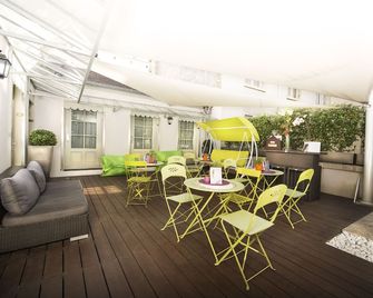 أوتل أليكساندرا - ليون - شرفة مرصوفة