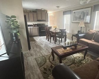 3-bedroom mobile home in peaceful Florence with AC, WiFi - Florence - Living room
