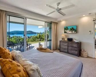 Superior Poinciana 011 On Hamilton Islan - Hamilton Island