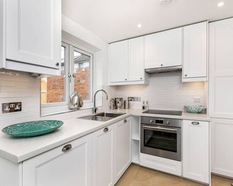The Nestle House City Centre Luxury - Winchester - Kitchen
