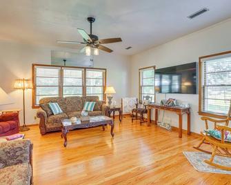 Country Home Near Lake Wedowee Patio and Fire Pit! - Lineville - Sala de estar