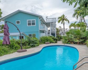 Family friendly canal home,150 ft dock, easy access to Atl & Gulf - Big Pine Key - Pool