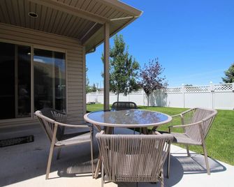 Great southside location, 2 mins to Bridges, fenced back yard, 2 car garage, AC! - Montrose - Patio