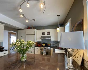 Lake Superior Panoramic View! Comfortable Spaces, Deck, Gourmet Kitchen & more! - Duluth - Cocina