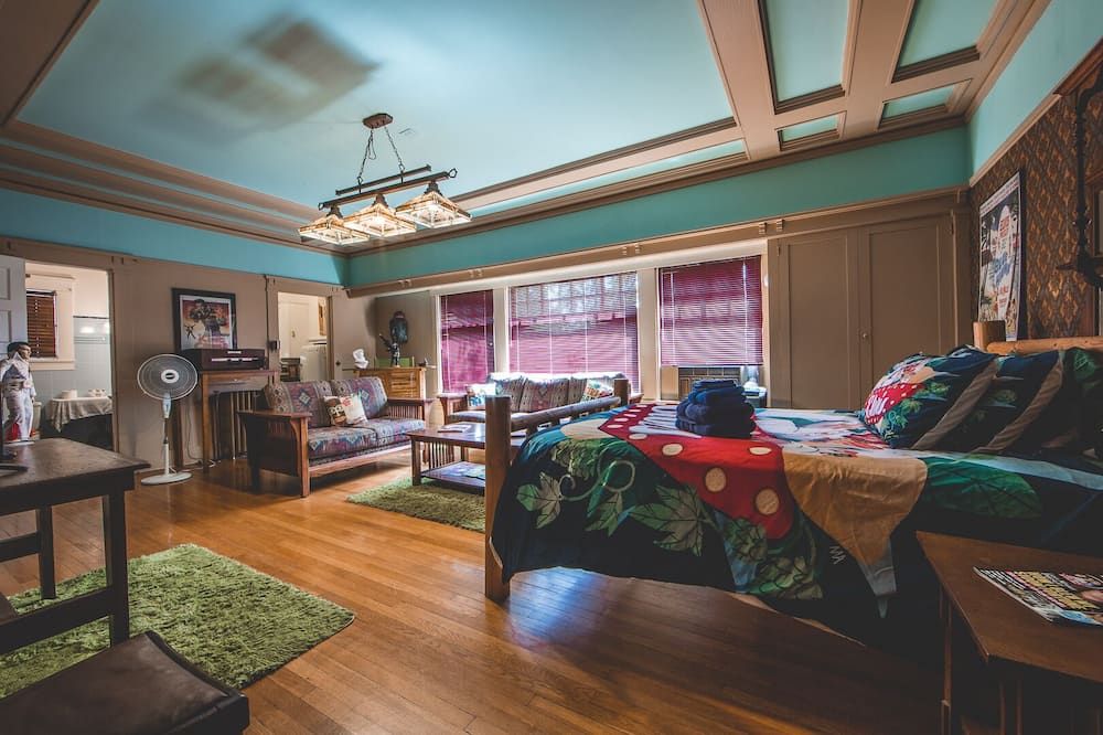 Greenway Manor - Bisbee - Living room