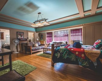 Greenway Manor - Bisbee - Living room