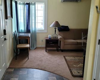 Large 1 bedroom Close to Perrine Bridge, shopping, resturants. - Twin Falls - Living room