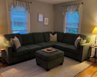 Farmhouse retreat central to Mystic & Westerly, with outdoor shower - Stonington - Living room