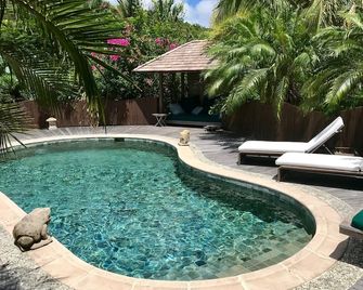 One bedroom cottage located a step away from Saline beach - Gustavia - Basen
