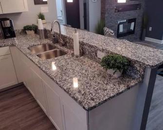 The 'Pretlow' 2 Bedrooms - Franklin - Kitchen