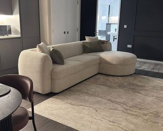 The Luxe Escape - Salford - Living room