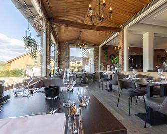 Wake Up to Nature Views at Bon Repos Close to Gemeentegrot Valkenburg - Noorbeek - Ресторан