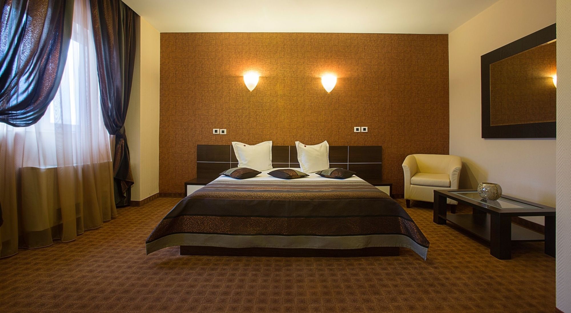 إنتر بيزنس بوكاريست هوتل