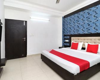 OYO 8627 Hotel Space - Ambāla - Bedroom