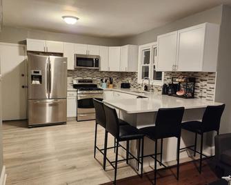 Coast Work and Rest Retreat Spacious 3-bedroom apartment, in fabulous Bridgeport - Bridgeport - Kitchen