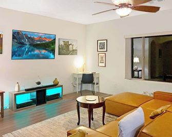 Magical Desert Setting -- Vacation, Corporate, Short-Term, Available until 12/31 - Florence - Salon