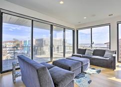 Luxury Long Beach Villa with Ocean Views! - Long Beach - Olohuone