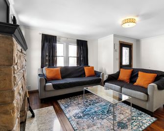 Cozy Charmer, 5 min to Uranus Fudge, Near Nestle - Anderson - Sala de estar