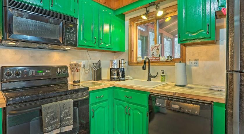 4 Mi to Tubing: Cozy Bushkill Cabin w/ Deck!