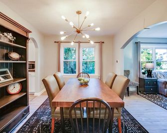 Hot Tub, Fire Pit—Walk to Notre Dame and Downtown - South Bend - Dining room