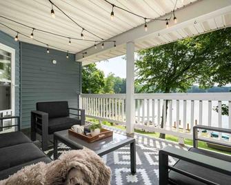 Lakefront, Private Lake, hot tub, Game Room & pets - Hastings - Balcón