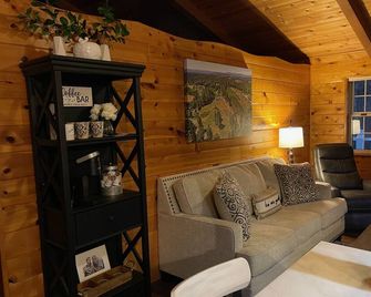 Romantic Getaway, Cabin in Apple Hill on 10 Acres with Private Pond - Camino - Sala de estar