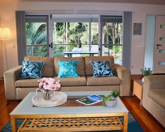 Blue Vogue Combo, 8 bedrooms Sleeps 16+ walk to cafes and beach - Blueys Beach - Sala de estar