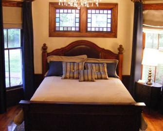 Adair Manor Bed & Breakfast - Adairsville - Bedroom
