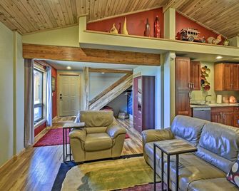 Picturesque Port Angeles Cabin w/ Fire Pit! - Port Angeles - Living room