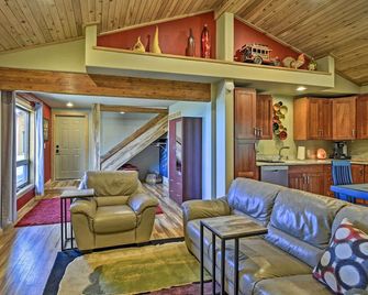 Picturesque Port Angeles Cabin w/ Fire Pit! - Port Angeles - Sala de estar