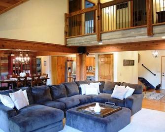 Your Private Retreat In Eagle Wi! - Eagle - Living room