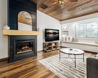 Adorable 1 BR Guest Suite w/ Fireplace & Patio - Sedona - Living room