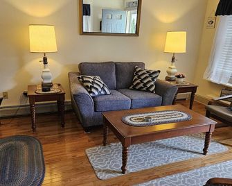 Cozy 3-bedroom town home located in the heart of downtown Bar Harbor! - Bar Harbor - Living room