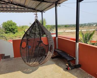 Idyllic Getaway Amidst Guava And Mango Trees - Shankarpalli - Balkón