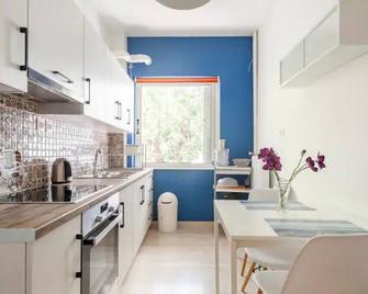 Beautifully Renovated Convient Apartment - Néa Smýrni - Kitchen