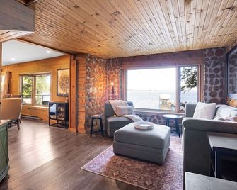 Calabogie Lake Cottage, walking distance to ski hill - Calabogie - Living room