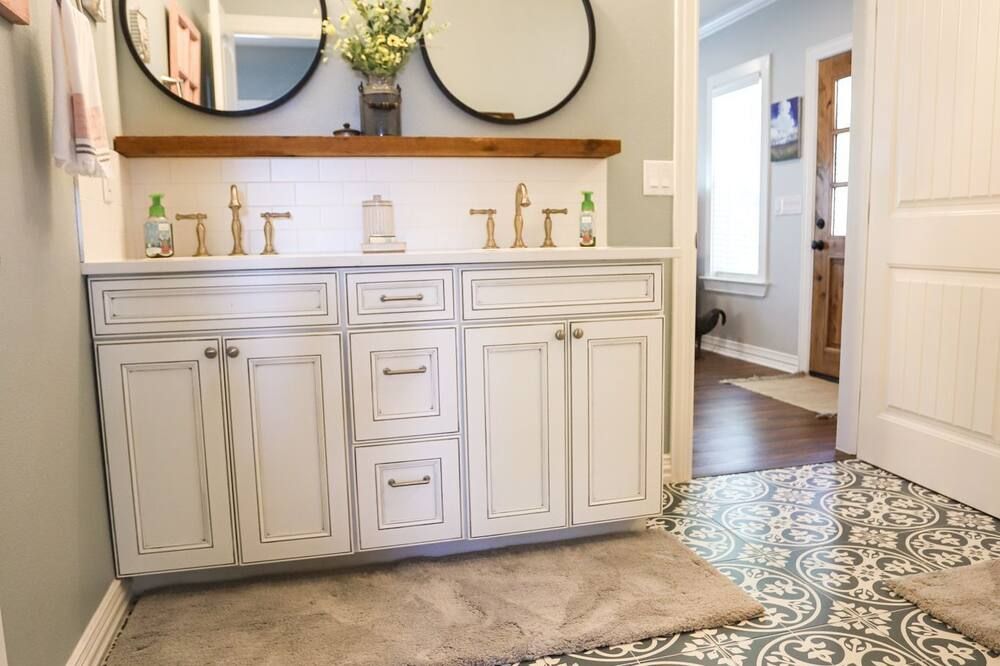 Room amenity view of Ren Farmhouse! 17 acres | Game Barn! | 10 mi to Wed Venues!