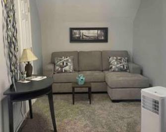 Anoka 2 bedroom apt. in Historical Victorian House - Anoka