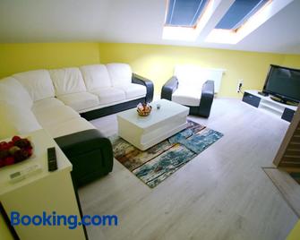Centrum Lux Apartman - Kaposvár - Wohnzimmer