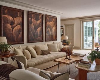 Huge Island Getaway Pool Hot Tub Walk To Beach - Shelter Island - Living room