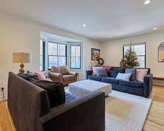 Recently remodeled Kansas City home 2 miles to Country Club Plaza-World Cup 2026 - Fairway - Living room