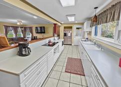 Calimont - Hot Tub- Pet Friendly - Minutes To Killington/pico 6 Bedroom Home by RedAwning - Rutland - Küche